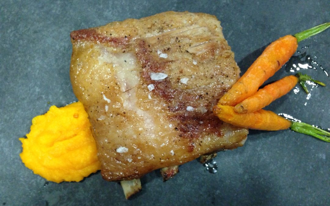 Costella de porc cuita a baixa temperatura amb pastanaga i oli de romaní