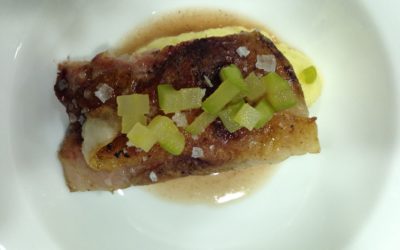 Costella de porc cuita a baixa temperatura amb puré de celerí al safrà i poma àcida