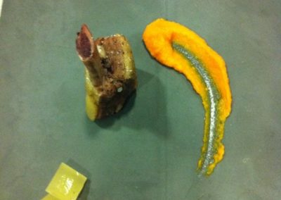 Costella de vedella cuita a baixa temperatura amb pastanaga i brou