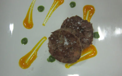Galta de porc cruixent, mango i fulla de mostassa