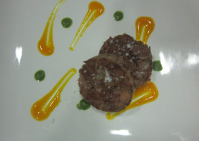 Galta de porc cruixent, mango i fulla de mostassa