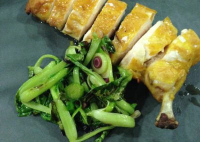Pit de pollastre cuit a baixa temperatura amb Pak Choi i all