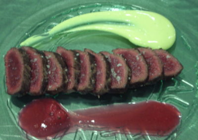 Tataky de vaca gallega amb salsa de mostassa i fruits vermells