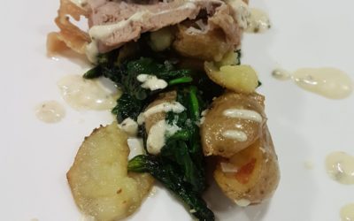 Cuixa de xai a la sal, amb patates i espinacs cruixents