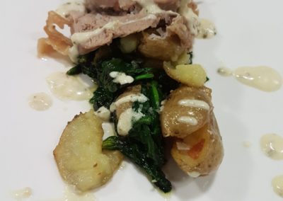 Cuixa de xai a la sal, amb patates i espinacs cruixents