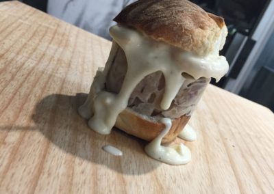 Hamburguesa de peu de porc amb salsa de formatge de tòfona i làmines de xampinyons